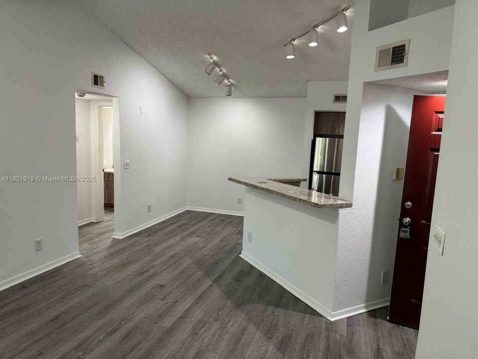 For Sale: $220,000 (1 beds, 1 baths, 743 Square Feet)
