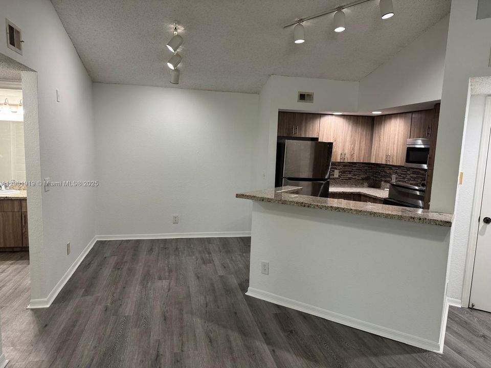 For Sale: $220,000 (1 beds, 1 baths, 743 Square Feet)