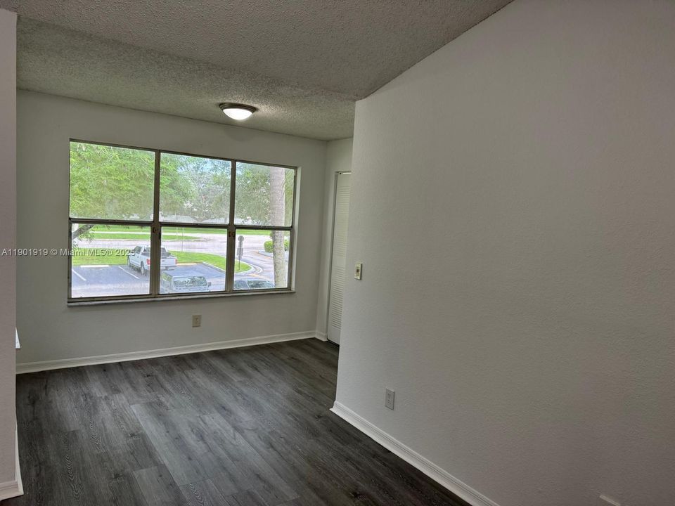 For Sale: $220,000 (1 beds, 1 baths, 743 Square Feet)