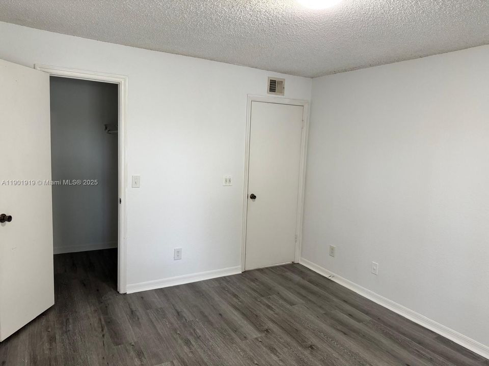 For Sale: $220,000 (1 beds, 1 baths, 743 Square Feet)