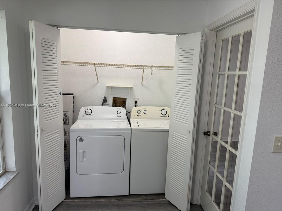 For Sale: $220,000 (1 beds, 1 baths, 743 Square Feet)