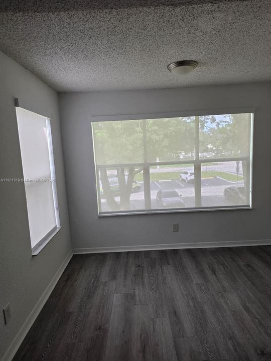 For Sale: $220,000 (1 beds, 1 baths, 743 Square Feet)