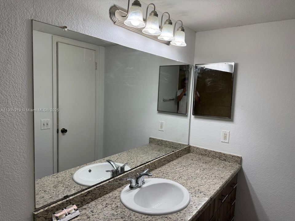 For Sale: $220,000 (1 beds, 1 baths, 743 Square Feet)