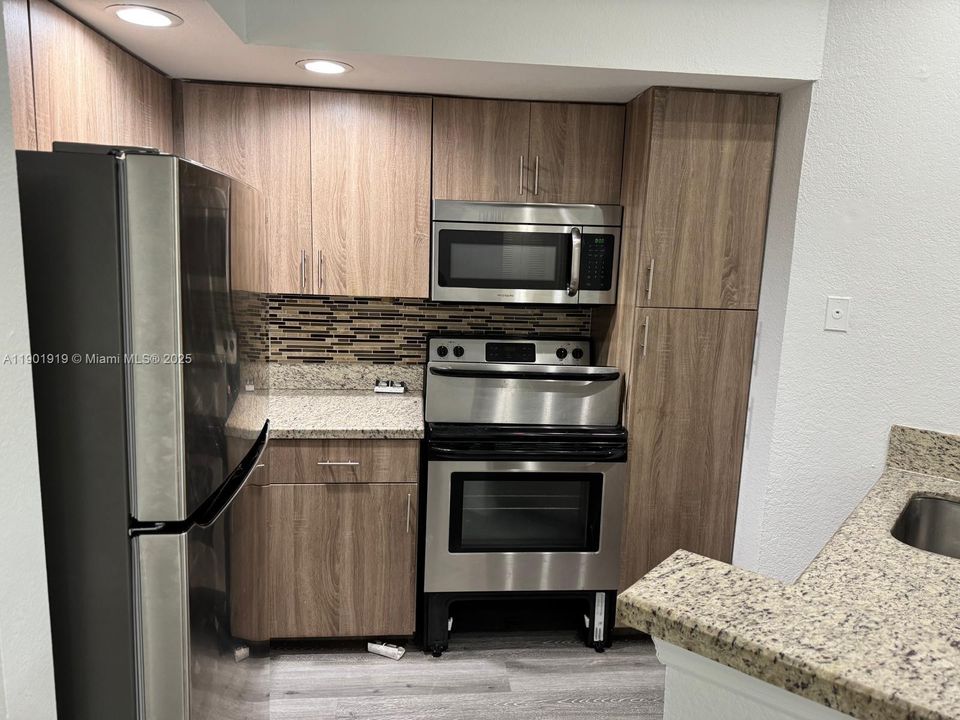 For Sale: $220,000 (1 beds, 1 baths, 743 Square Feet)