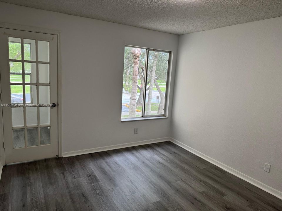 For Sale: $220,000 (1 beds, 1 baths, 743 Square Feet)