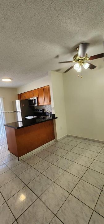 合同活跃: $2,075 (2 贝兹, 2 浴室, 812 平方英尺)