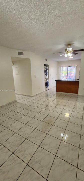 合同活跃: $2,075 (2 贝兹, 2 浴室, 812 平方英尺)