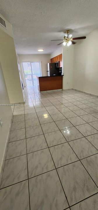 合同活跃: $2,075 (2 贝兹, 2 浴室, 812 平方英尺)