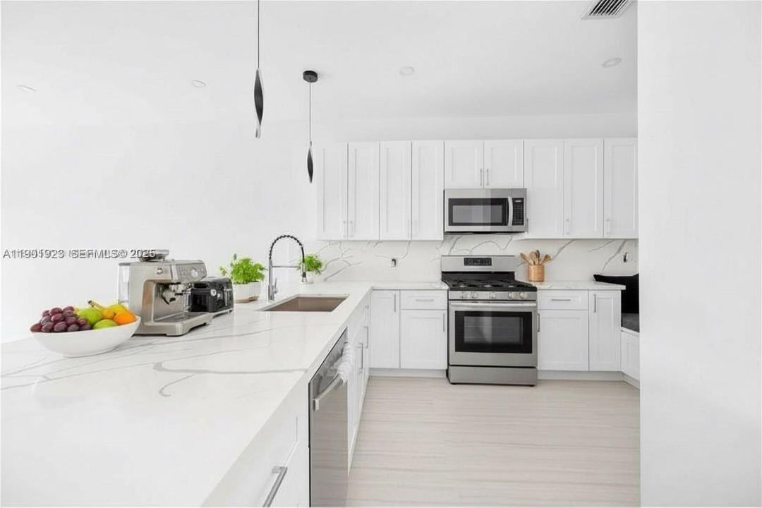 For Rent: $3,600 (3 beds, 2 baths, 1335 Square Feet)