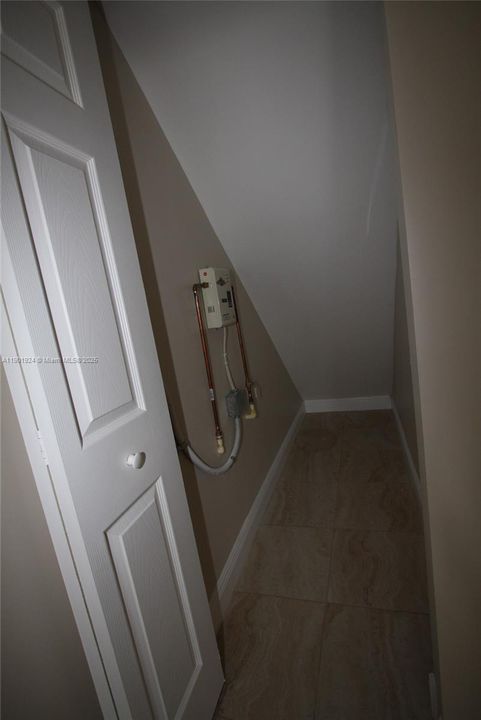 For Rent: $3,100 (4 beds, 1 baths, 1114 Square Feet)