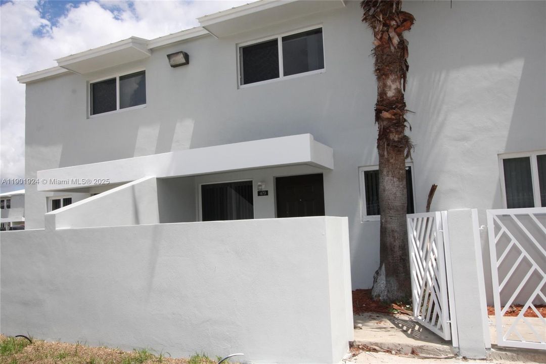 For Rent: $3,100 (4 beds, 1 baths, 1114 Square Feet)