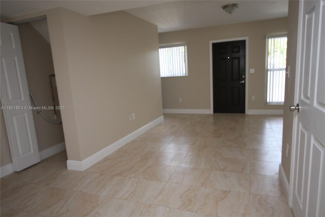 For Rent: $3,100 (4 beds, 1 baths, 1114 Square Feet)