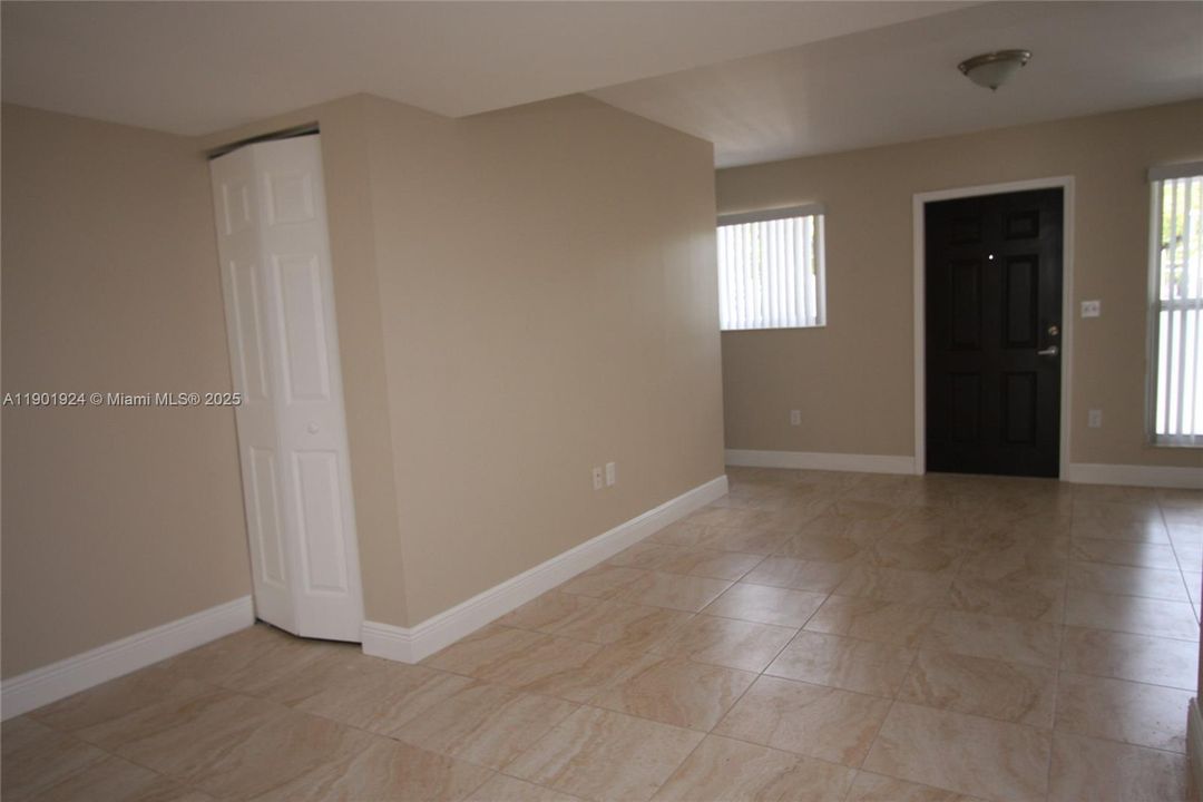 For Rent: $3,100 (4 beds, 1 baths, 1114 Square Feet)
