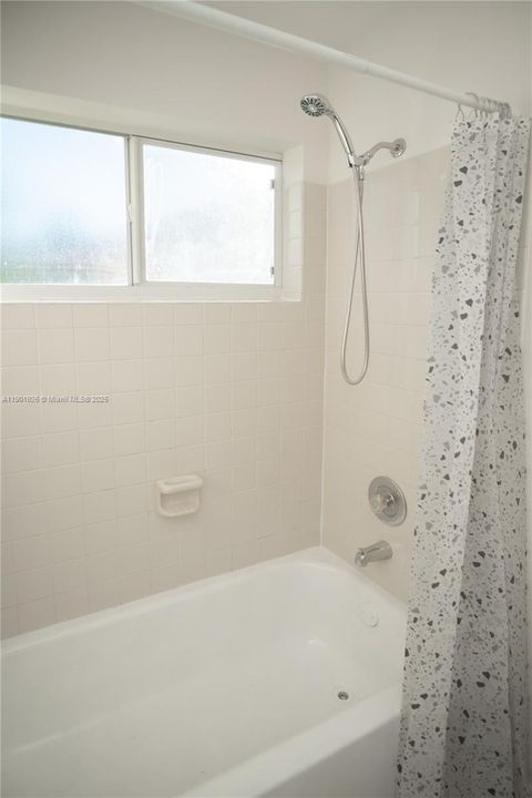 最近售出: $789,999 (5 贝兹, 3 浴室, 2421 平方英尺)