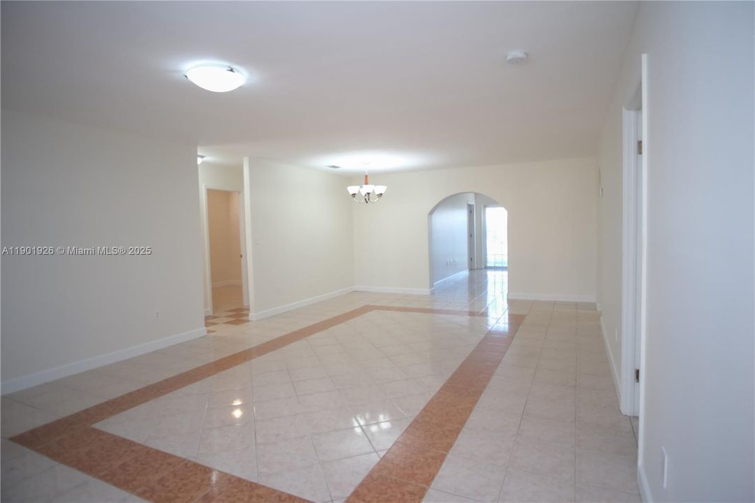 最近售出: $789,999 (5 贝兹, 3 浴室, 2421 平方英尺)