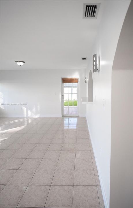 最近售出: $789,999 (5 贝兹, 3 浴室, 2421 平方英尺)