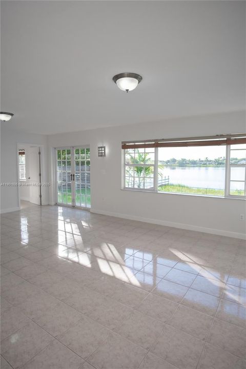 最近售出: $789,999 (5 贝兹, 3 浴室, 2421 平方英尺)