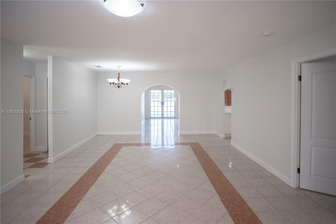 最近售出: $789,999 (5 贝兹, 3 浴室, 2421 平方英尺)