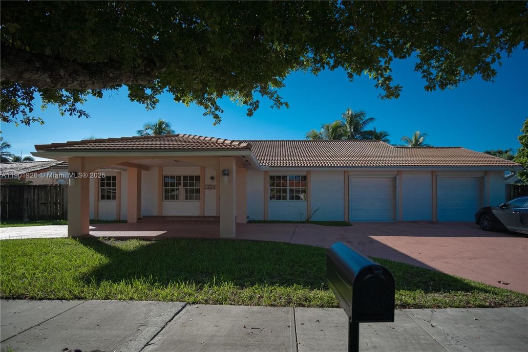 最近售出: $789,999 (5 贝兹, 3 浴室, 2421 平方英尺)