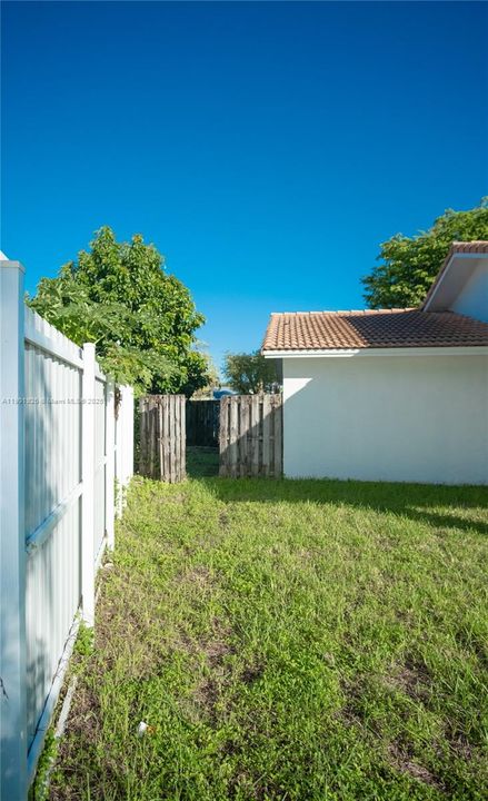 最近售出: $789,999 (5 贝兹, 3 浴室, 2421 平方英尺)