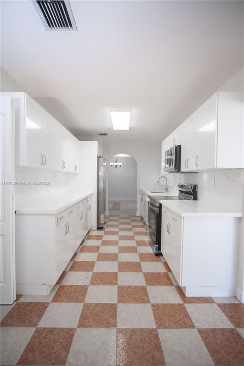 最近售出: $789,999 (5 贝兹, 3 浴室, 2421 平方英尺)