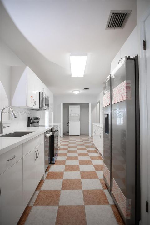 最近售出: $789,999 (5 贝兹, 3 浴室, 2421 平方英尺)