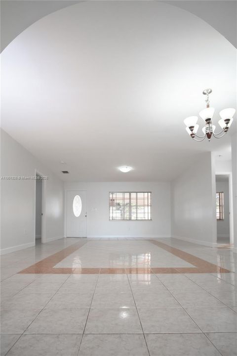 最近售出: $789,999 (5 贝兹, 3 浴室, 2421 平方英尺)