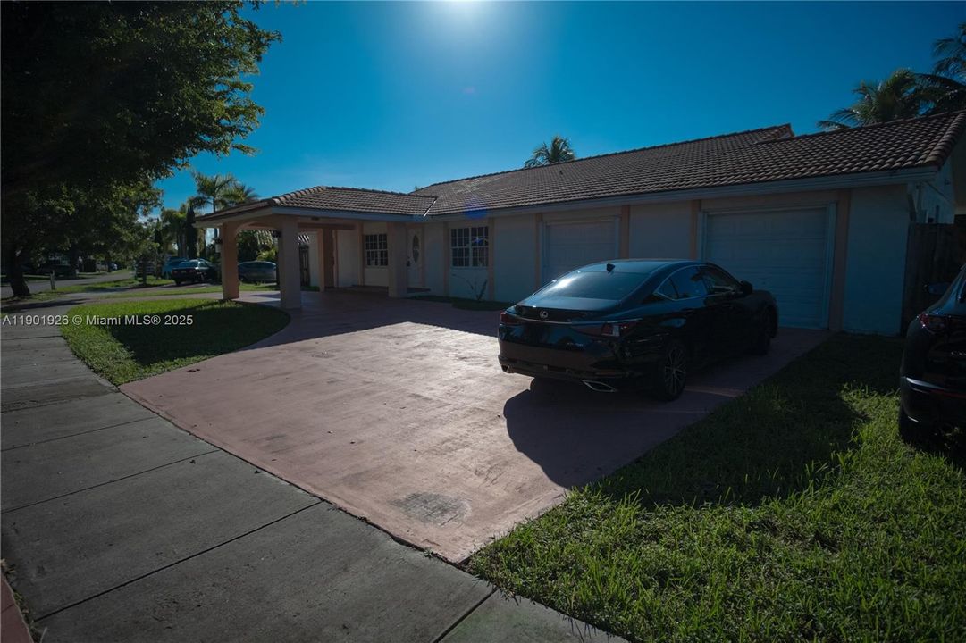 最近售出: $789,999 (5 贝兹, 3 浴室, 2421 平方英尺)