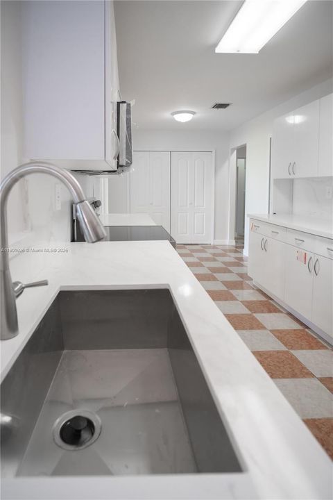 最近售出: $789,999 (5 贝兹, 3 浴室, 2421 平方英尺)