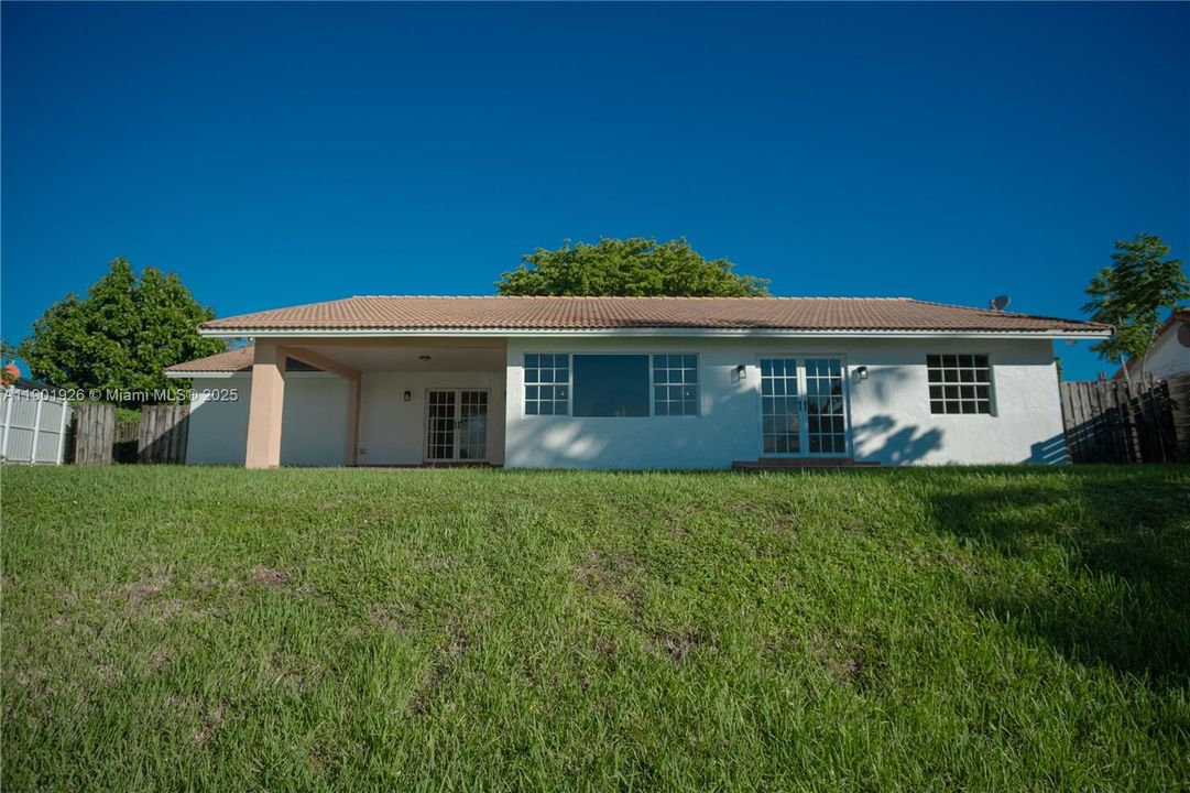 最近售出: $789,999 (5 贝兹, 3 浴室, 2421 平方英尺)