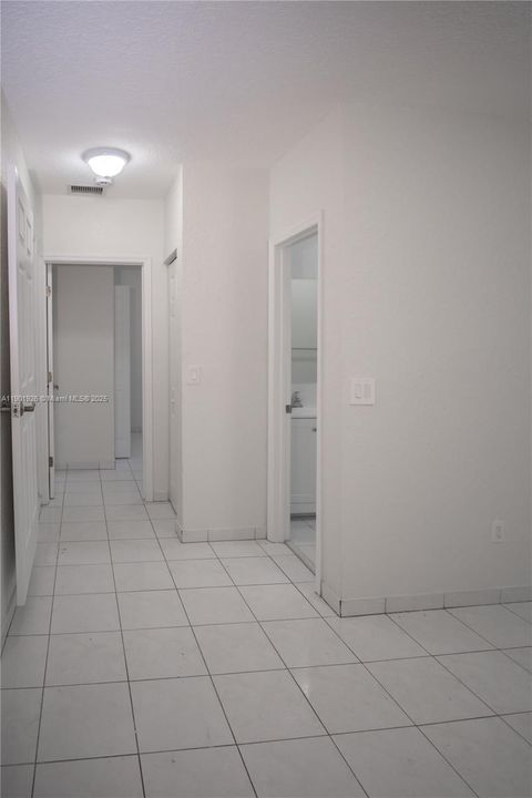 最近售出: $789,999 (5 贝兹, 3 浴室, 2421 平方英尺)