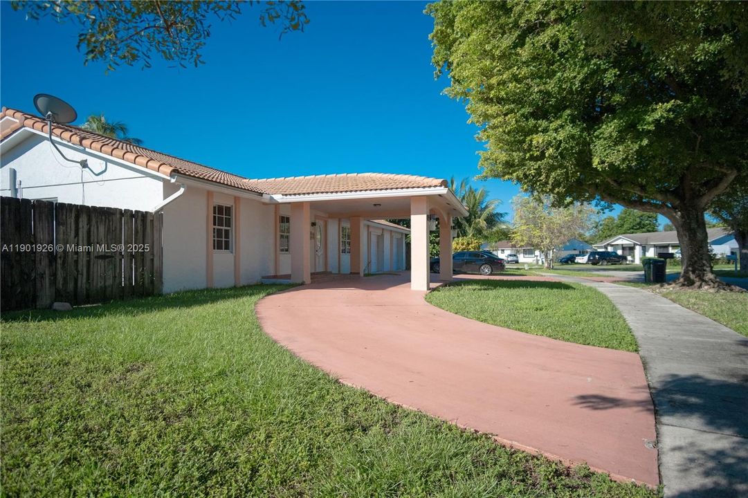 最近售出: $789,999 (5 贝兹, 3 浴室, 2421 平方英尺)