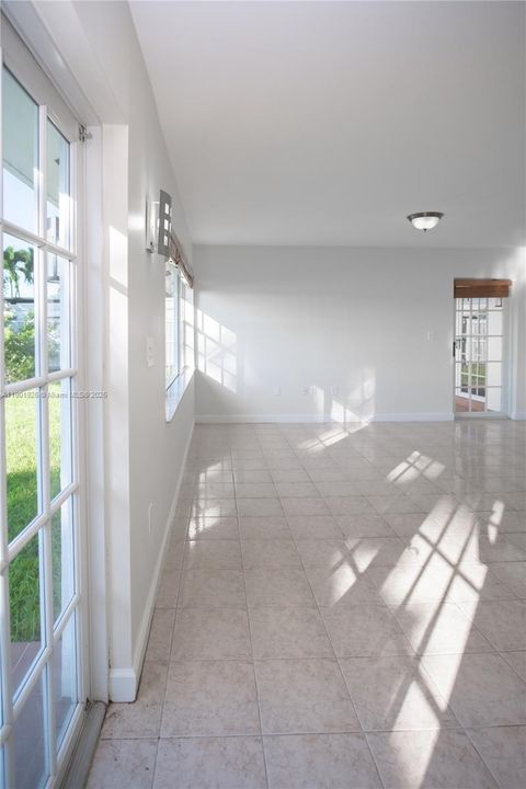 最近售出: $789,999 (5 贝兹, 3 浴室, 2421 平方英尺)