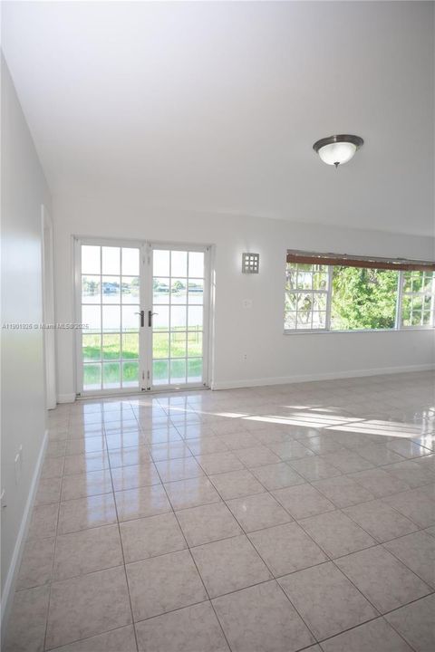 最近售出: $789,999 (5 贝兹, 3 浴室, 2421 平方英尺)