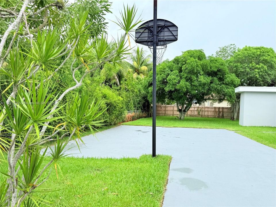 For Sale: $695,000 (5 beds, 4 baths, 2022 Square Feet)