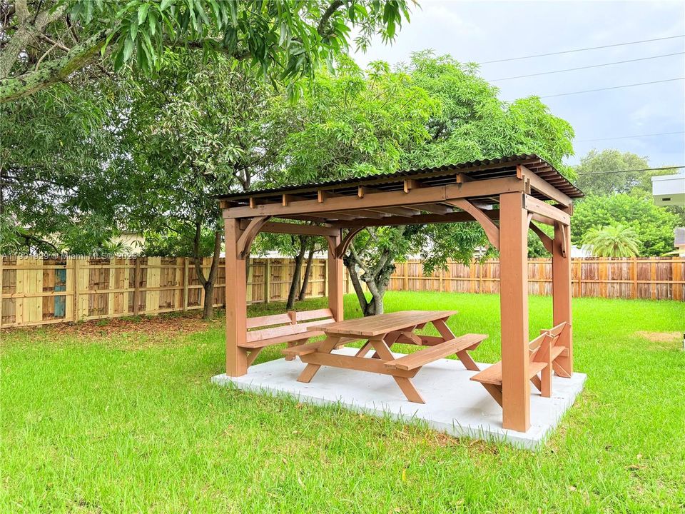 For Sale: $695,000 (5 beds, 4 baths, 2022 Square Feet)