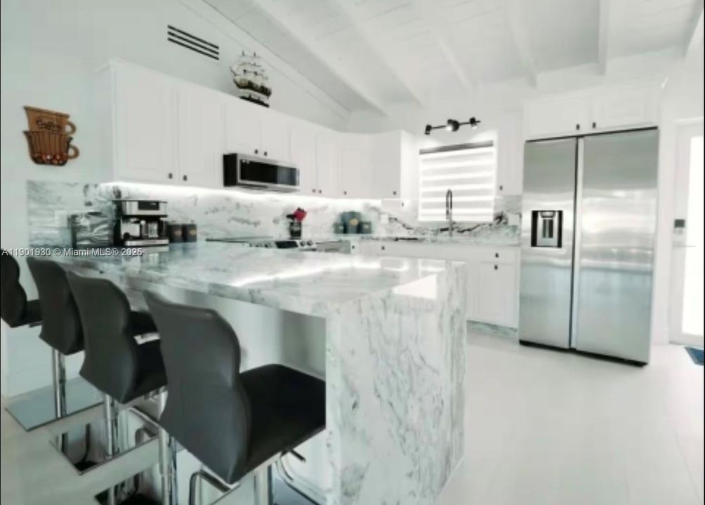 待售: $1,800,000 (3 贝兹, 2 浴室, 1392 平方英尺)