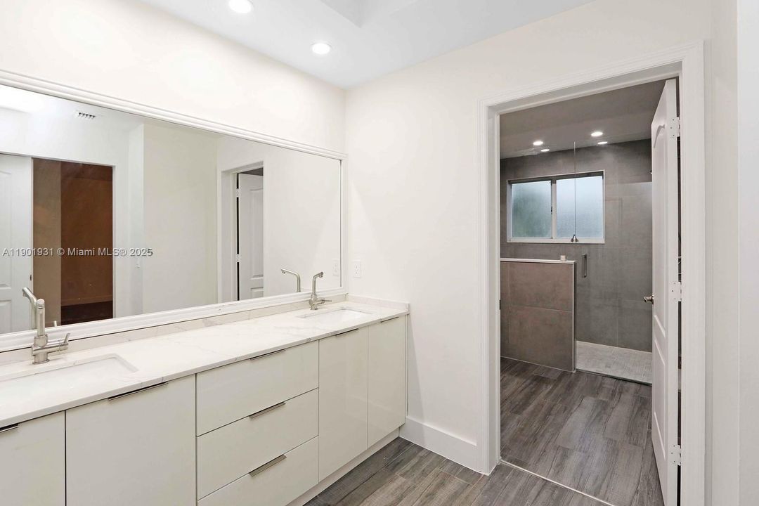 Recently Rented: $3,900 (3 beds, 2 baths, 1743 Square Feet)