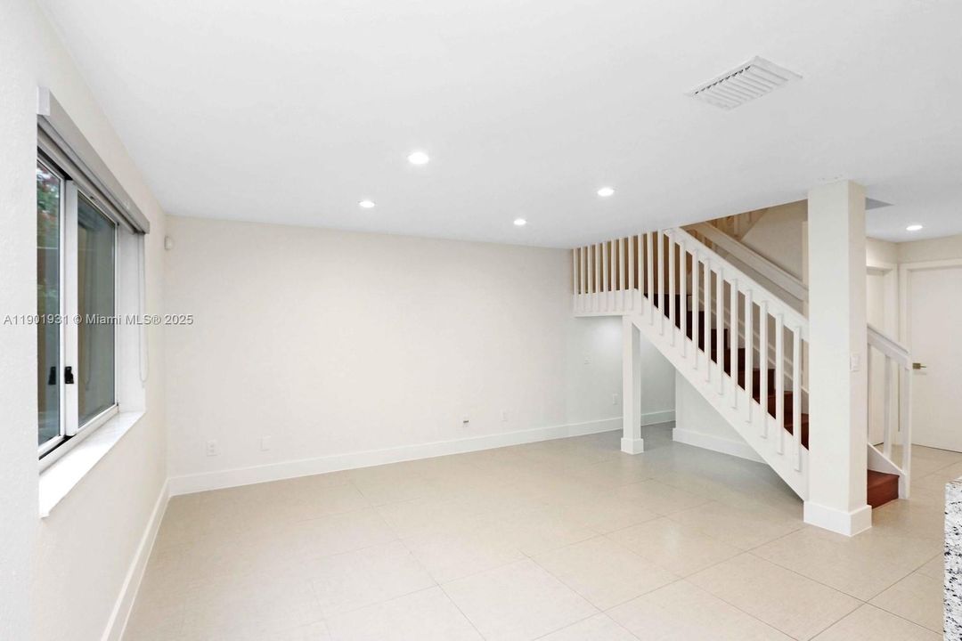 Recently Rented: $3,900 (3 beds, 2 baths, 1743 Square Feet)