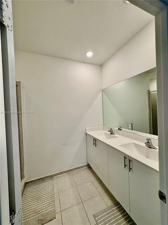 For Rent: $3,300 (4 beds, 2 baths, 1820 Square Feet)