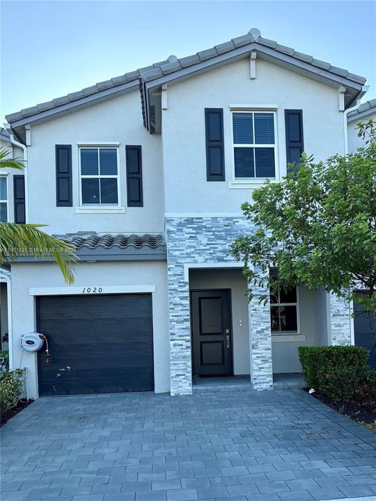 For Rent: $3,300 (4 beds, 2 baths, 1820 Square Feet)