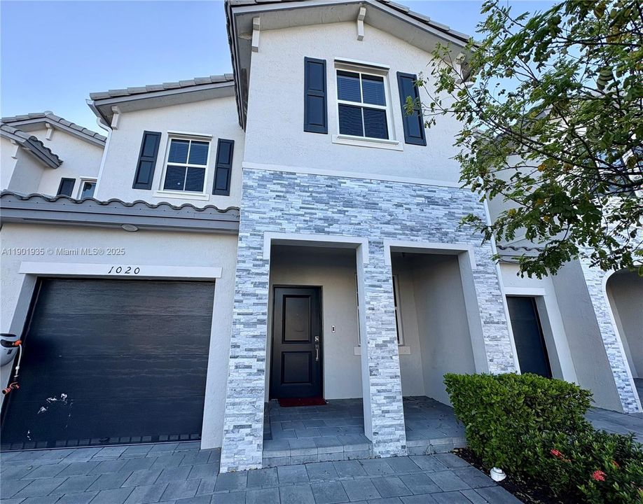 For Rent: $3,300 (4 beds, 2 baths, 1820 Square Feet)