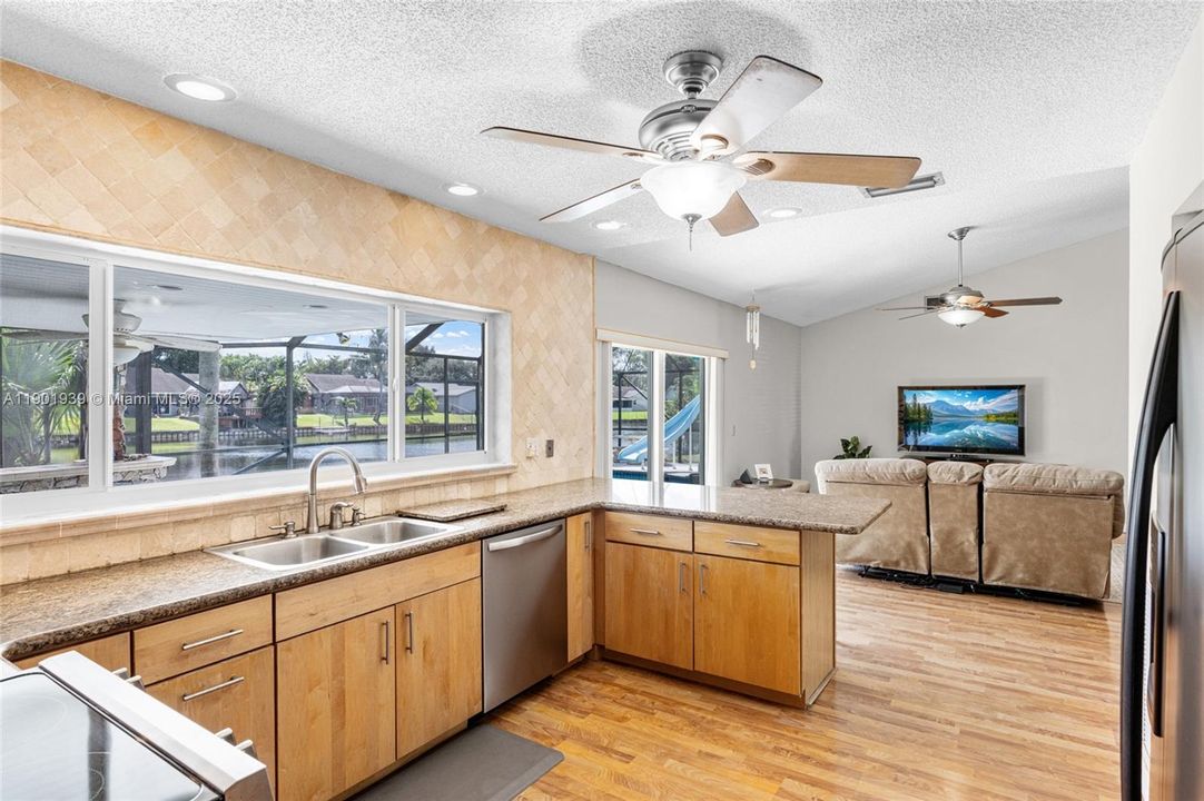 待售: $699,000 (4 贝兹, 2 浴室, 1565 平方英尺)