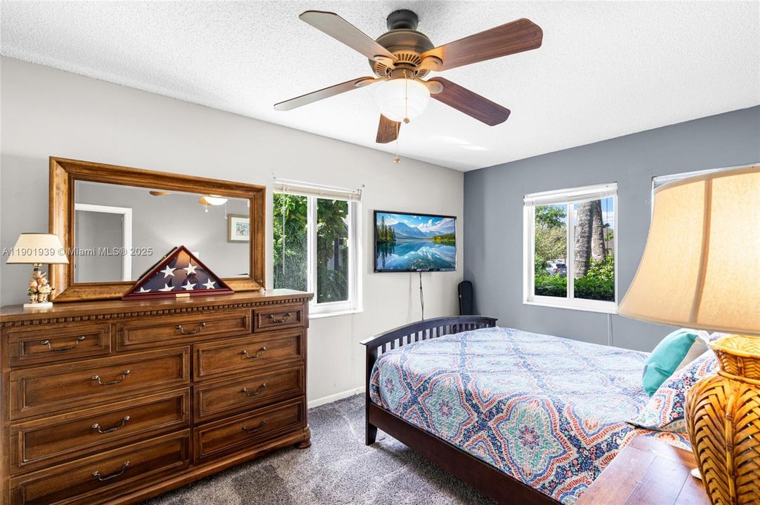 待售: $699,000 (4 贝兹, 2 浴室, 1565 平方英尺)