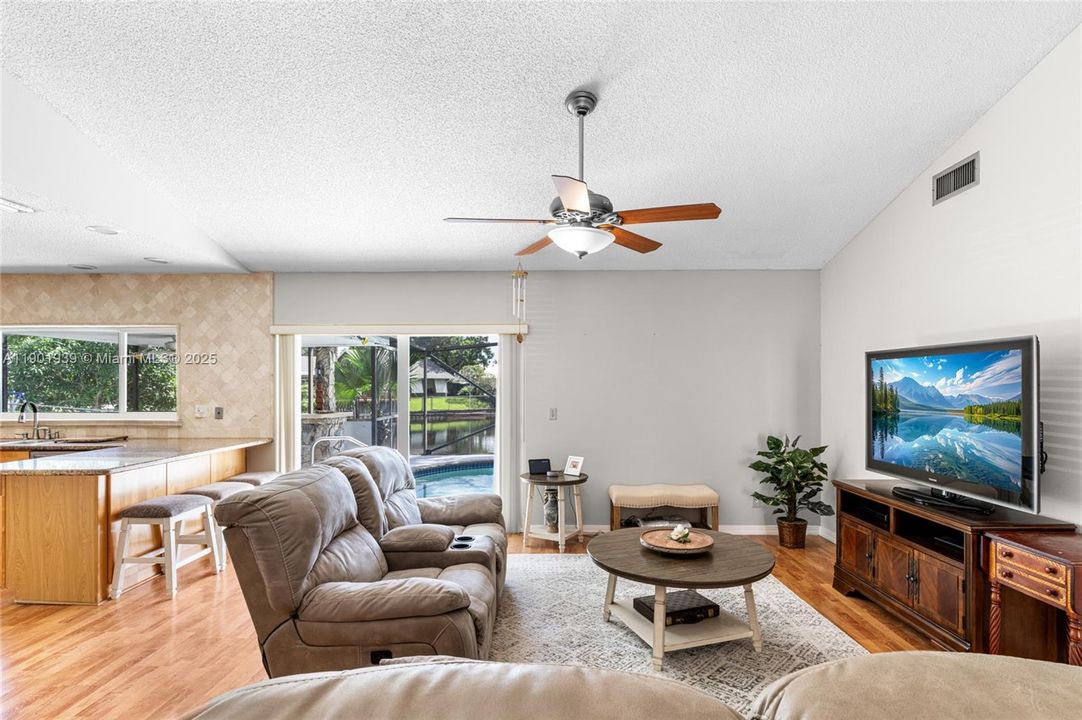 待售: $699,000 (4 贝兹, 2 浴室, 1565 平方英尺)