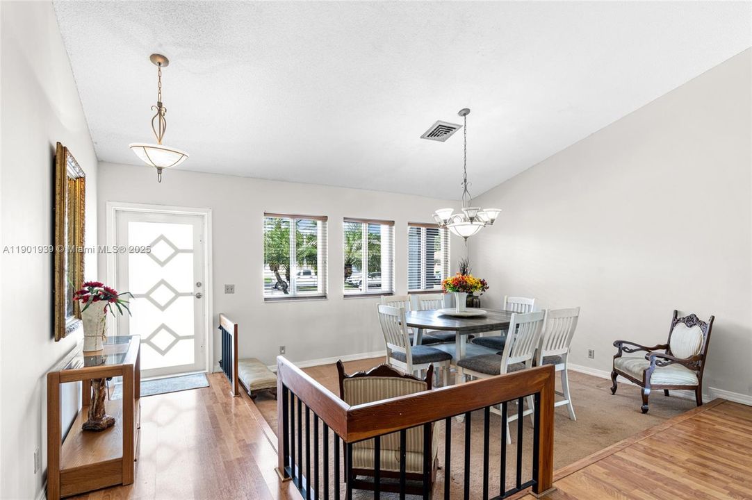 待售: $699,000 (4 贝兹, 2 浴室, 1565 平方英尺)