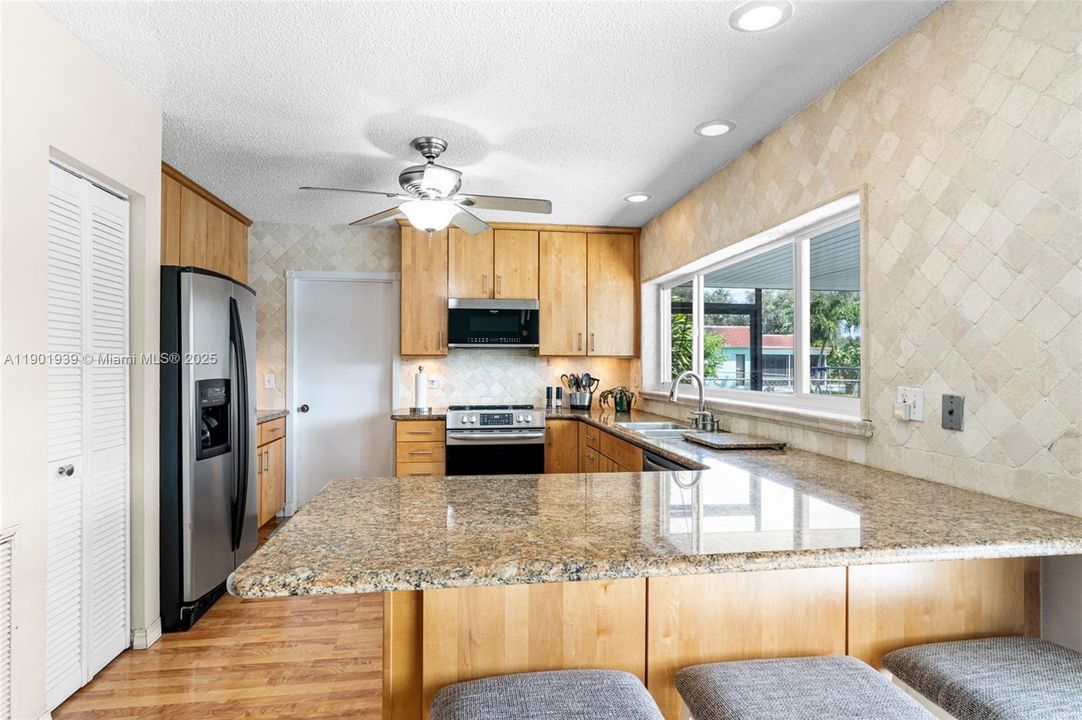 待售: $699,000 (4 贝兹, 2 浴室, 1565 平方英尺)