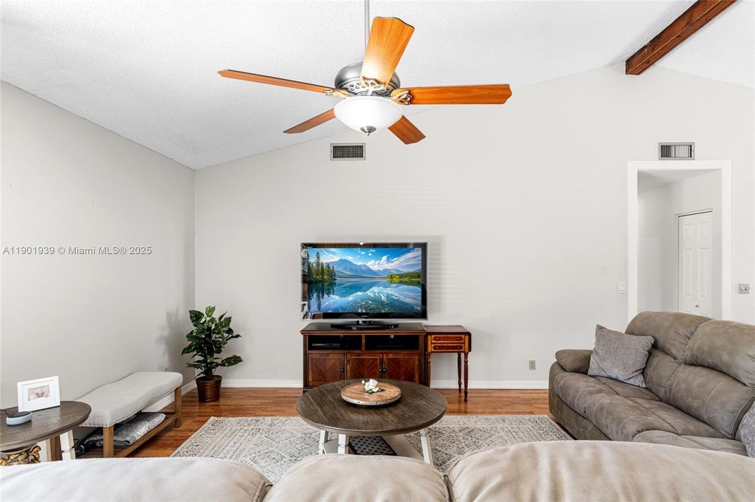 待售: $699,000 (4 贝兹, 2 浴室, 1565 平方英尺)