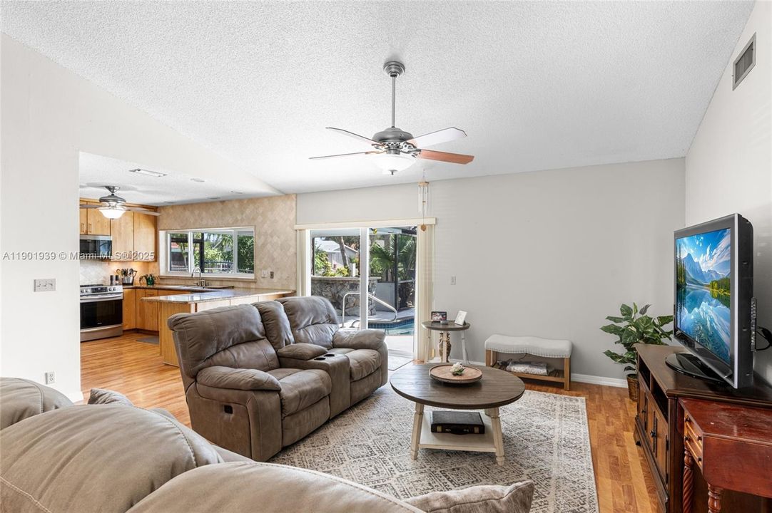 待售: $699,000 (4 贝兹, 2 浴室, 1565 平方英尺)