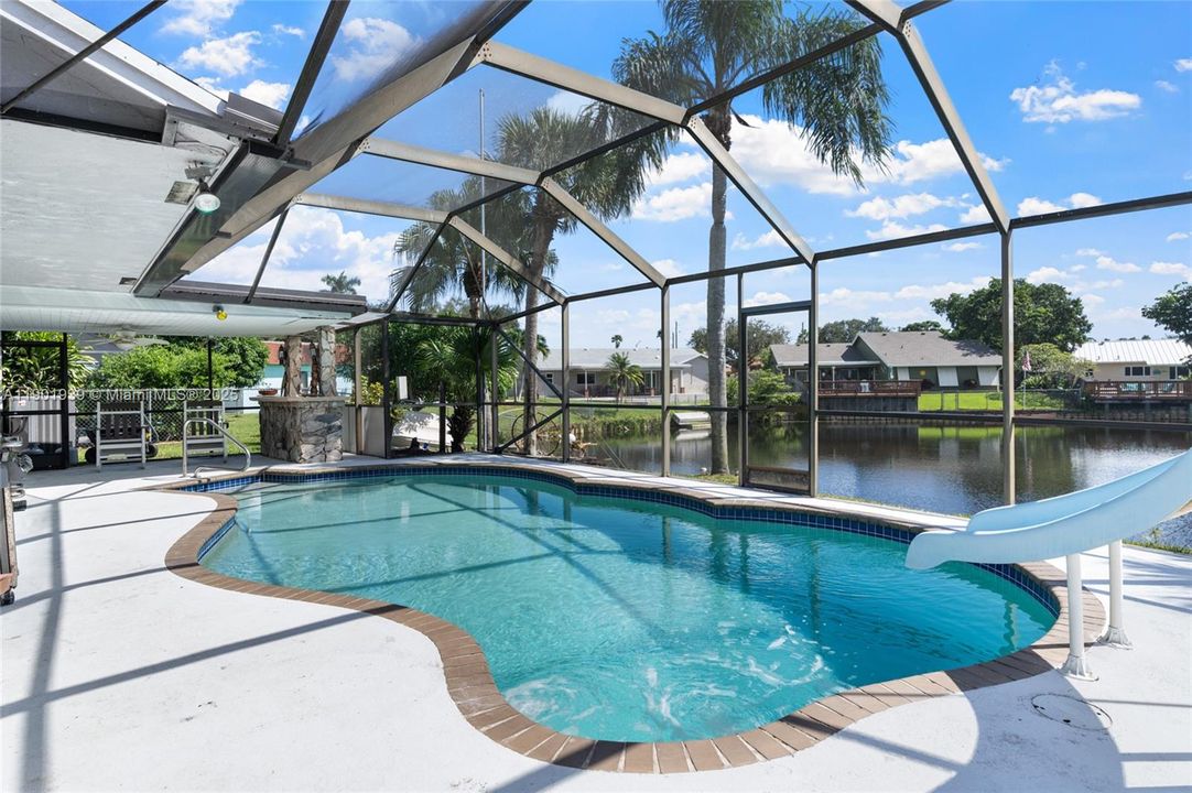 待售: $699,000 (4 贝兹, 2 浴室, 1565 平方英尺)